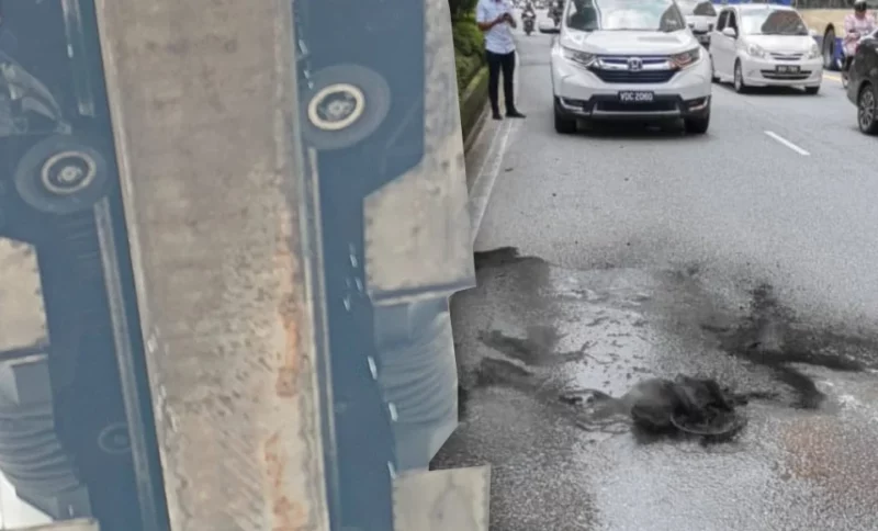 Tayar monorel terbakar, jatuh atas jalan raya