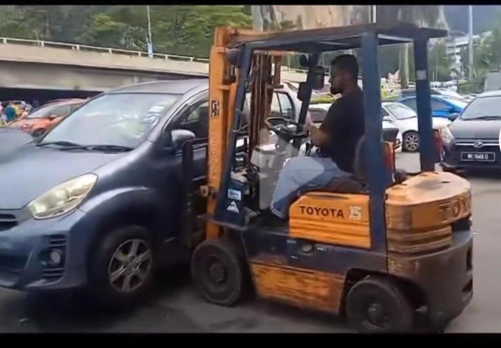 Man Goes Viral After Using Forklift To Remove Cars That Blocked His Shop’s Entrance