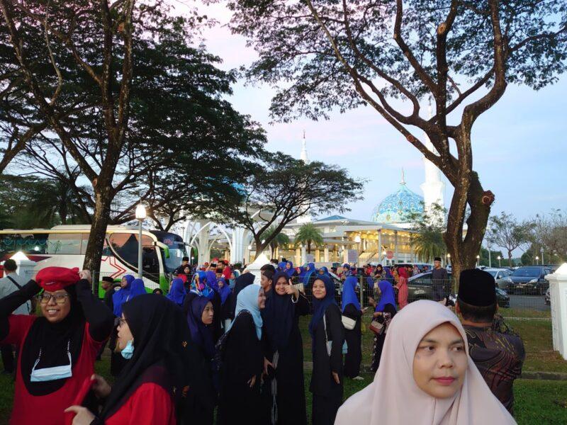 Ribuan rakyat Johor menanti lambaian Agong baharu