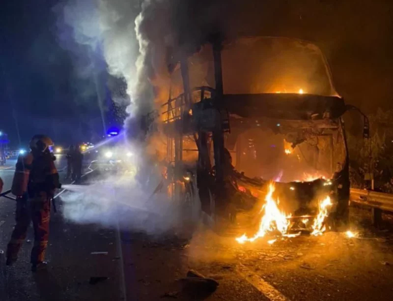 15 penumpang, 2 pemandu selamat bas ekspres terbakar