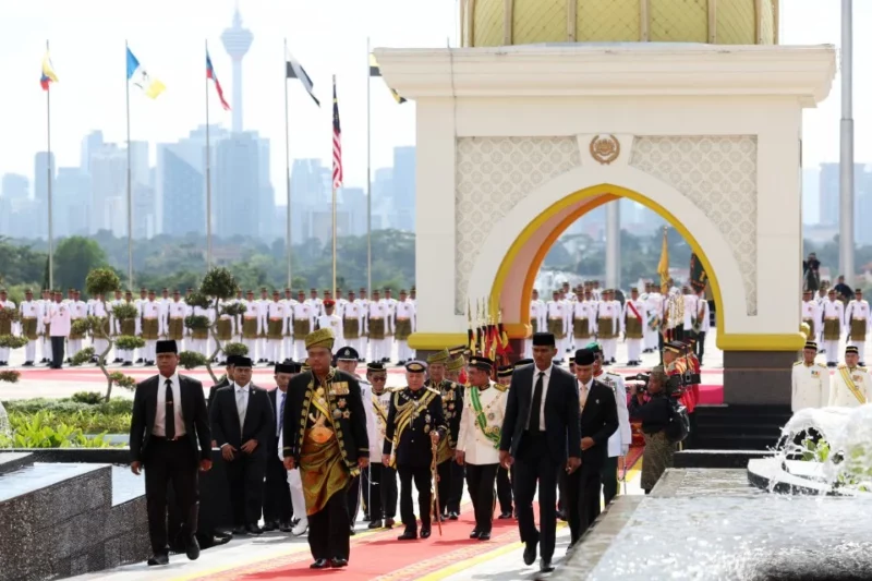 Istiadat ketenteraan sambut ketibaan Sultan Ibrahim di Istana Negara