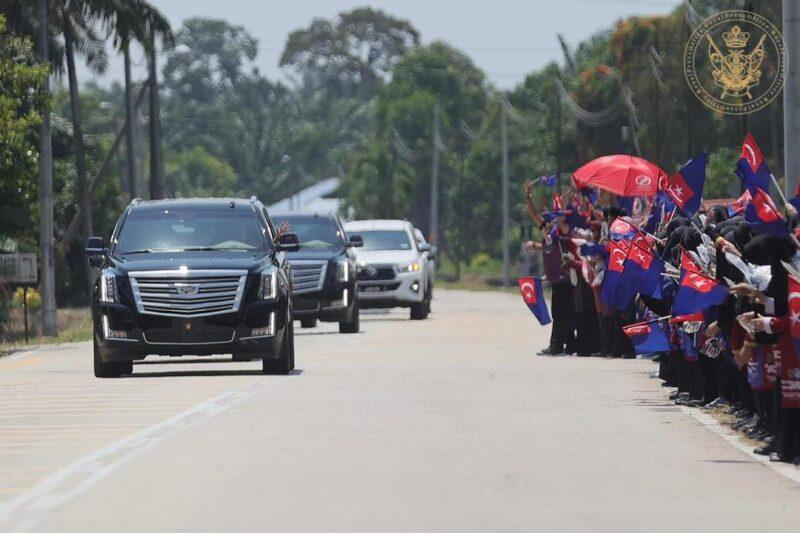 Rakyat Johor berbaris ucap selamat jalan buat Sultan Ibrahim