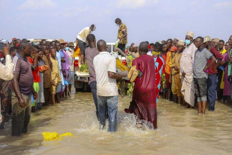 Feri Nigeria karam, lapan mayat ditemui