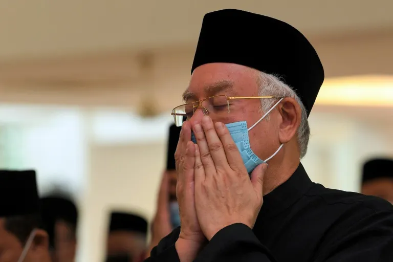 Najib Razak dibebaskan, terima pengampunan Agong