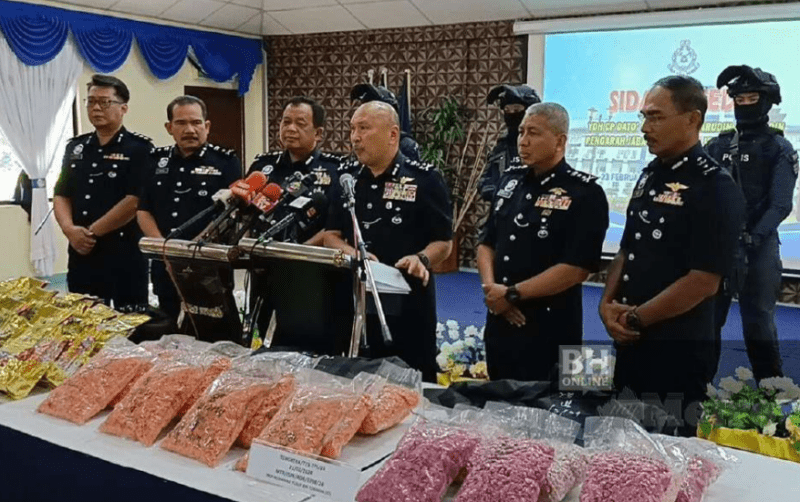 Enam lelaki ditahan bersama dadah bernilai RM4.02 juta.