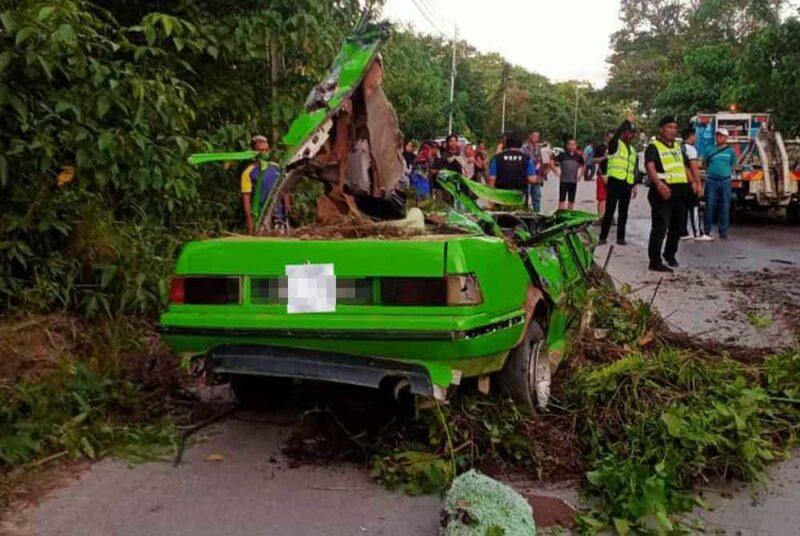 Dua maut, kereta terbabas di bahu jalan