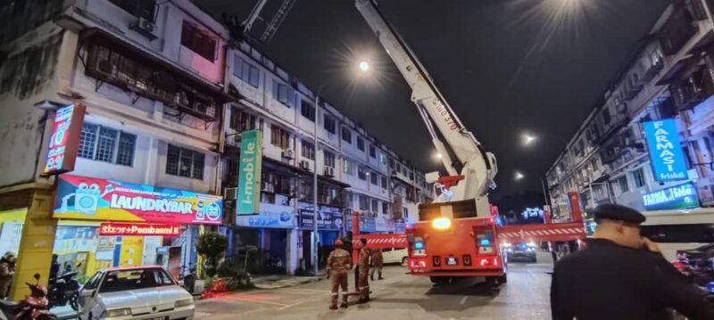 Meninggal atas bumbung rumah kedai