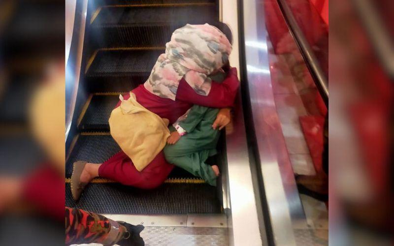 Jari kaki budak 8 tahun tersepit di eskalator