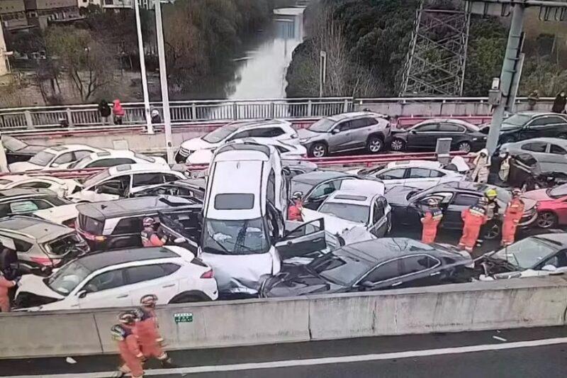 Lebih 100 kereta kemalangan