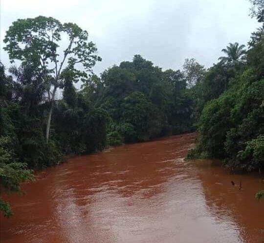 Penduduk Lipis gempar air sungai bertukar merah