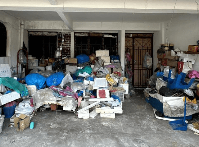 Ipoh City Council cleans up 11 tons of rubbish from Taman Cempaka house
