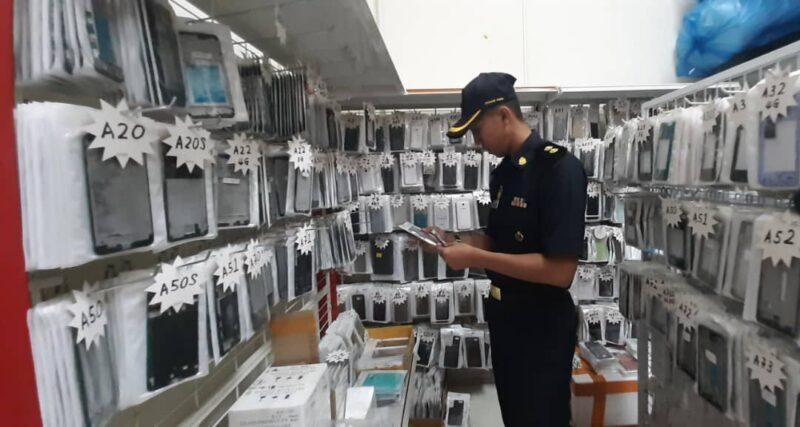 Jual alat ganti telefon bimbit tiruan, empat premis diserbu