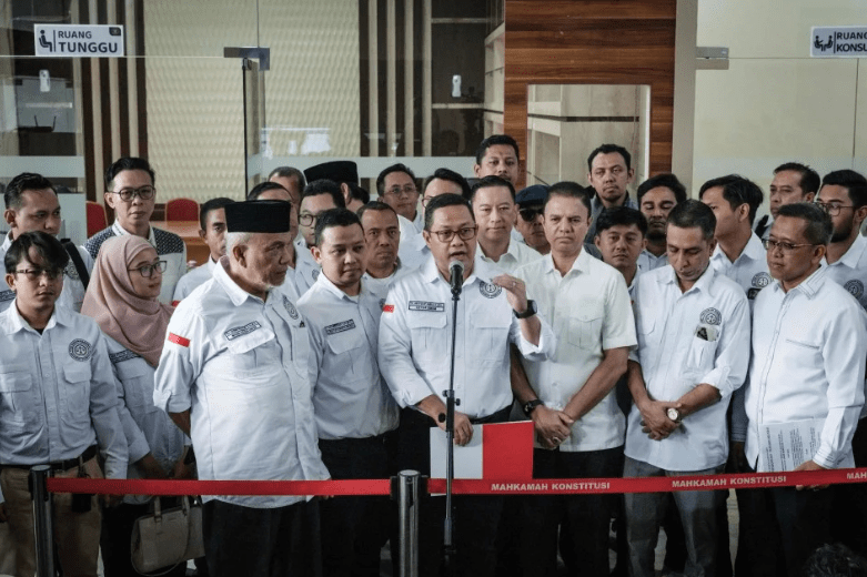 Calon presiden Indonesia Anies cabar keputusan pilihan raya
