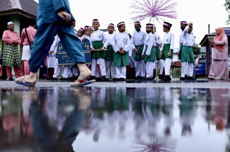 JAIS benar murid,guru pakai baju sukan