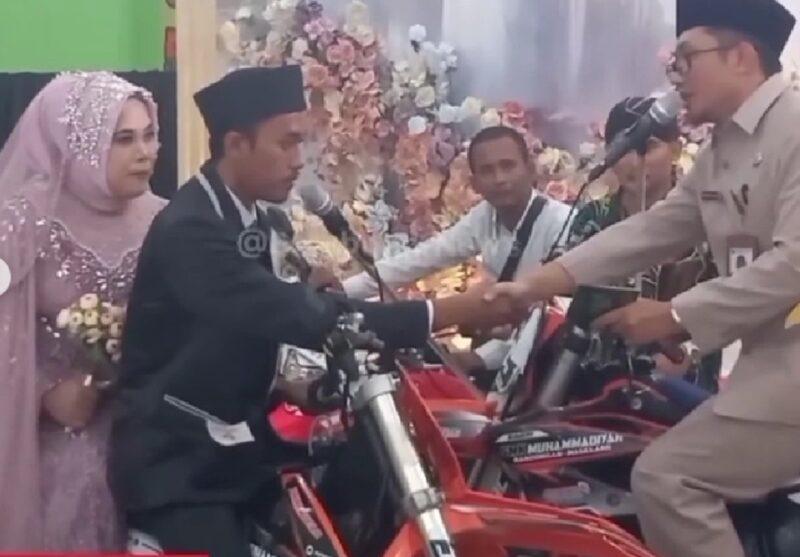 4 pasangan bernikah atas motocross