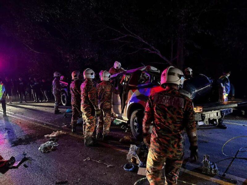 Anggota bomba membantu mengeluarkan mangsa tersepit dalam kemalangan membabitkan dua pacuan empat roda di Jalan Kuala Krai-Gua Musang malam tadi. - Foto ihsan Bomba