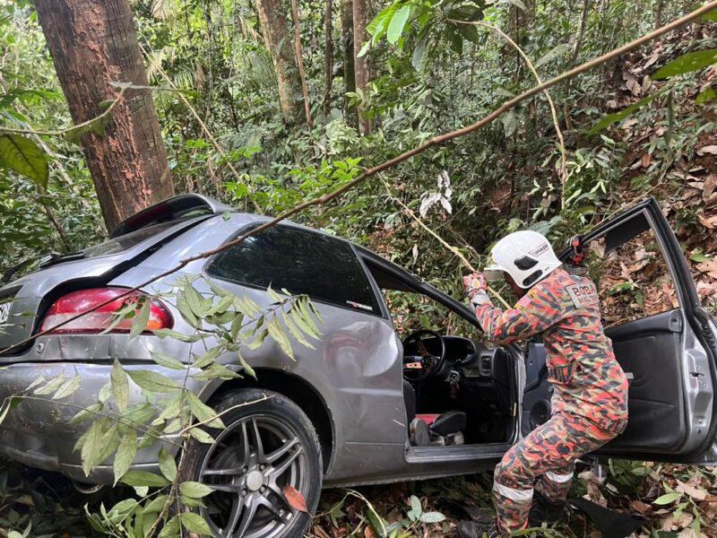 Lima sekeluarga nyaris maut, kereta jatuh gaung 30 meter