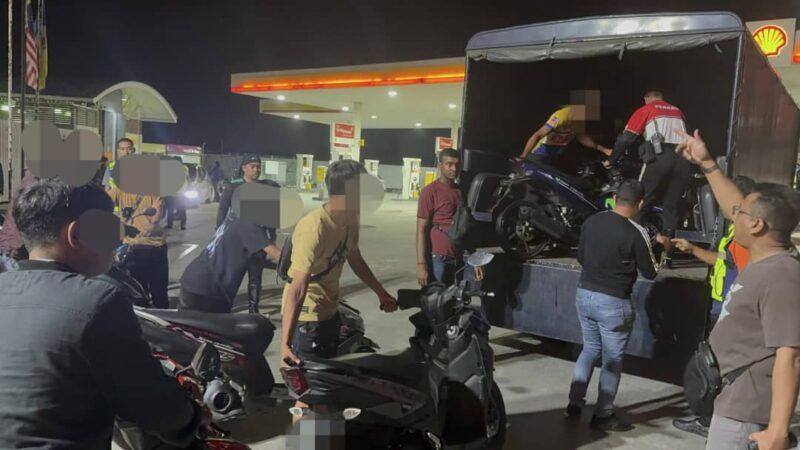 Pelesit rempit tunggang motor lawan arus elak polis