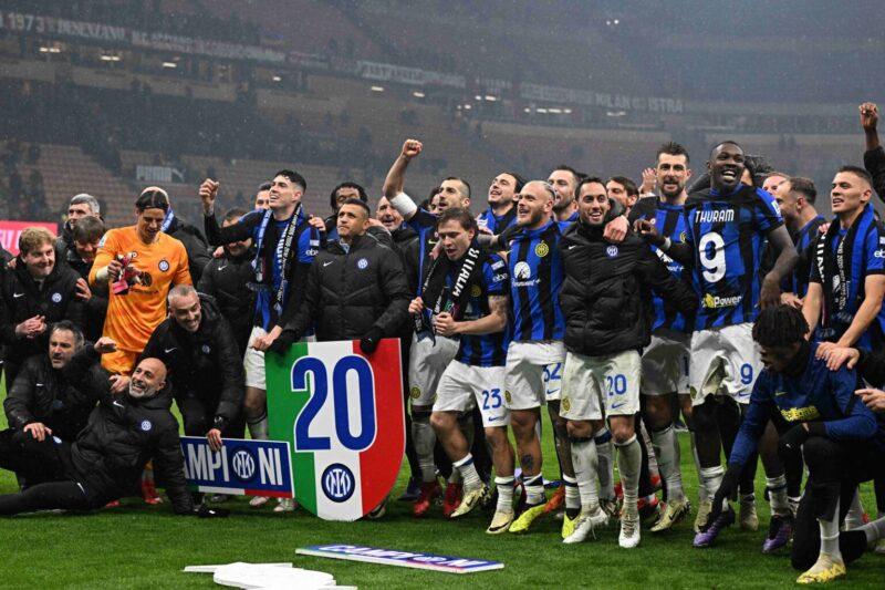 PEMAIN Inter Milan meraikan kejayaan pasukan bergelar juara Serie A buat kali ke 20 dalam sejarah. - AFP