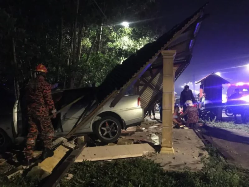 2 cedera Proton Waja rempuh pondok bas