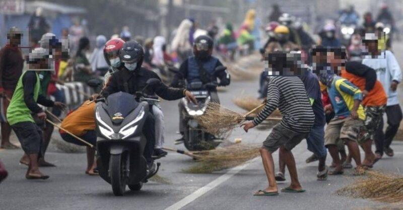 Penduduk ‘sapu duit’ tengah jalan