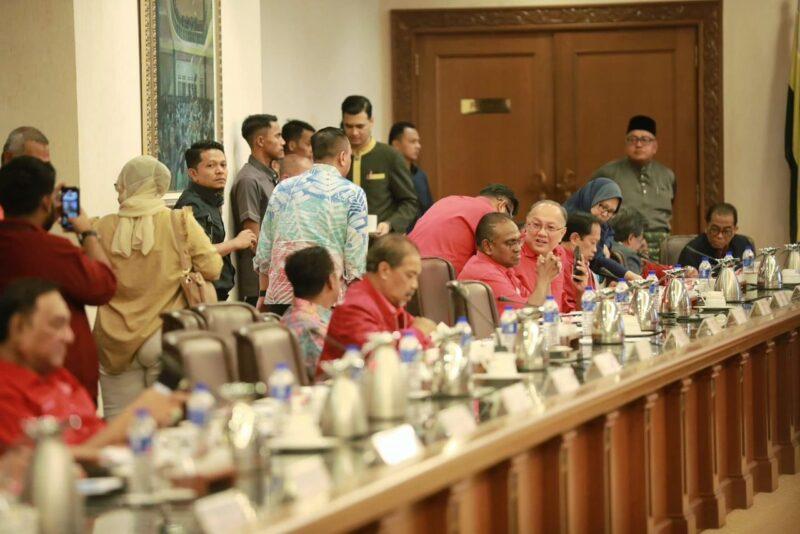 UMNO sokong penuh kenaikan gaji penjawat awam