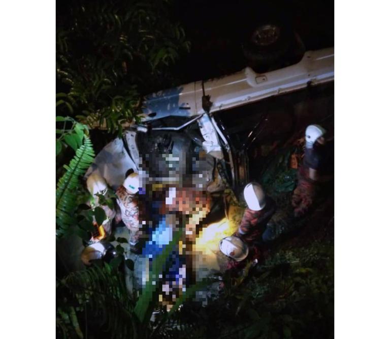 Man killed after car plunges into 10m deep ravine in Tawau