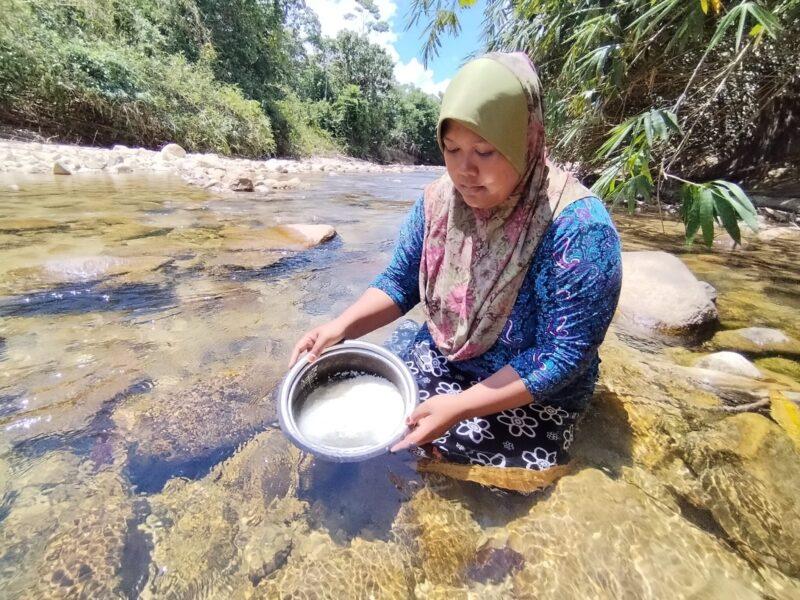 Penduduk terpaksa cuci beras guna air sungai