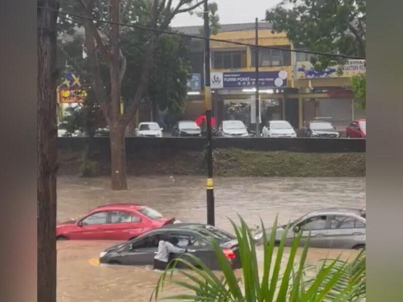 Banjir kilat, 10 kereta terkandas di Lebuh Ayer Keroh