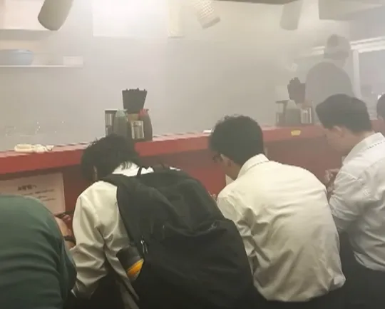 Pelanggan tenang makan ramen ketika restoran terbakar