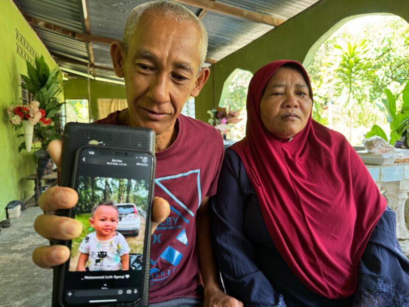 Dua cucu gembira dapat jajan sebelum mulut berbuih