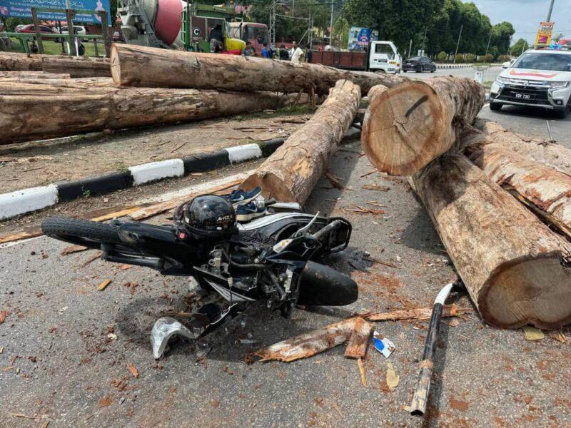 ‘Turntable’ lori patah punca muatan kayu balak jatuh bergolek di lampu isyarat