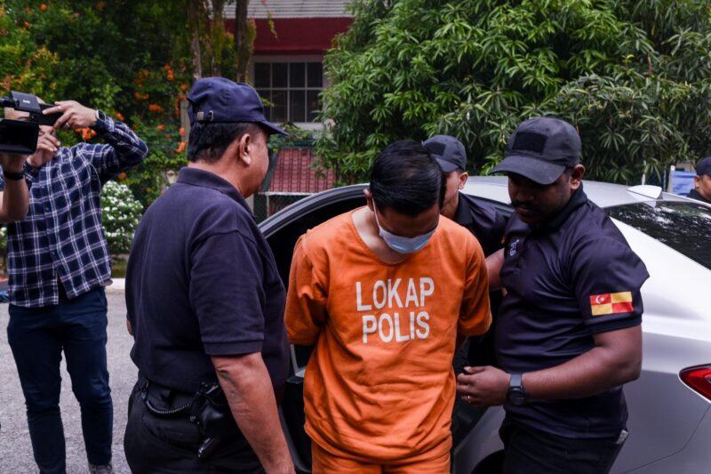 Kekasih Nur Farah Kartini tiba di mahkamah untuk proses reman