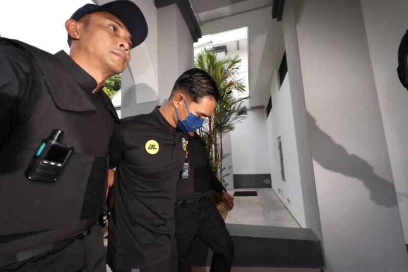 Suspek bunuh Nur Farah Katini tiba di mahkamah bagi pendakwaan