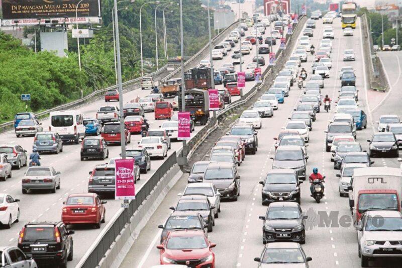 Perodua, Proton bakal nikmati permintaan tinggi susulan semakan gaji penjawat awam