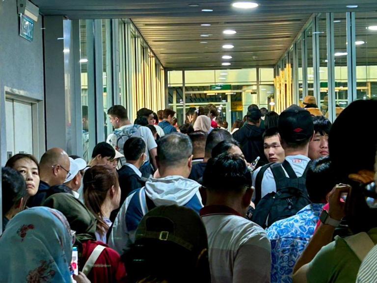 Disembarking passengers ‘trapped’ on skybridge at KK Airport