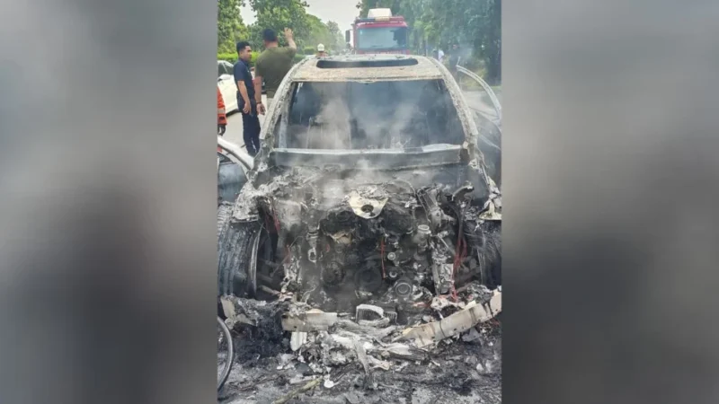 Kereta mewah musnah terbakar