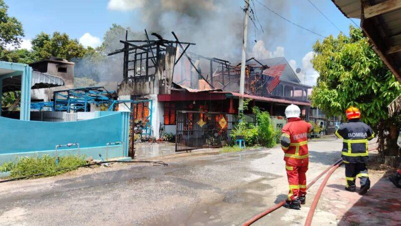 Pemuda rentung terperangkap di tingkat atas rumah terbakar