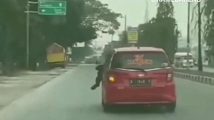 Macam filem aksi, polis berpaut atas kereta sejauh 500 meter