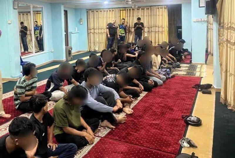 32 'mat rempit' dibawa solat Subuh berjemaah, dengar tazkirah