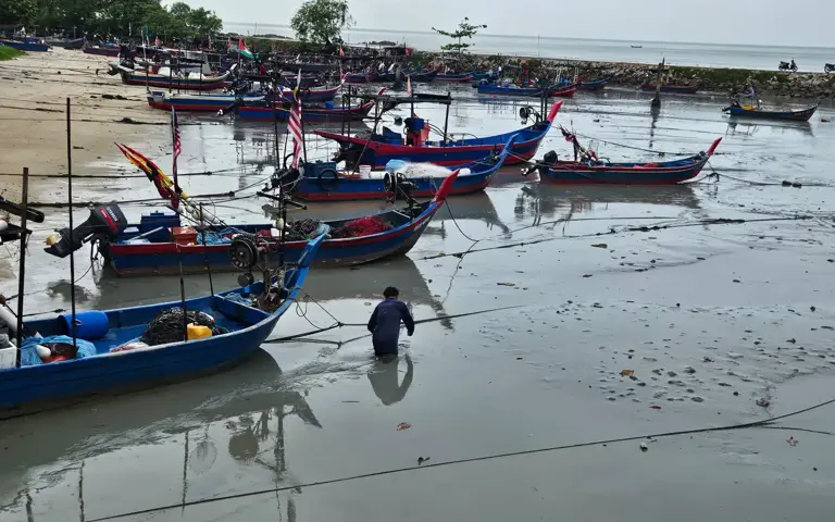 Boats get caught in silt, Penang fishermen blame Silicon Island