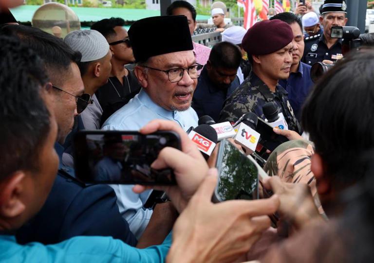 'Let him be the only one who is strong'- Anwar on Hadi's remarks