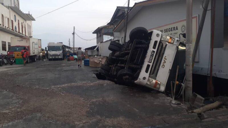 Pekerja jeti maut dihempap lori air batu