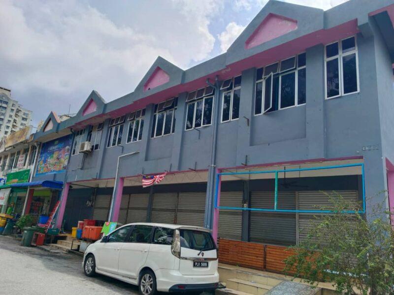 Papan tanda Ikhwan Mart diturunkan, penduduk nampak 2 lelaki naik lori