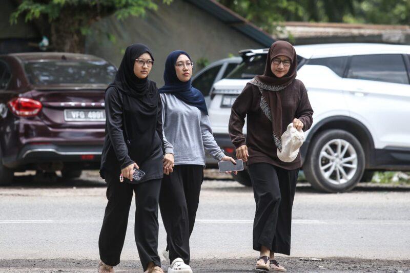 Isteri, anak Sabari setia tunggu di lokasi pencarian